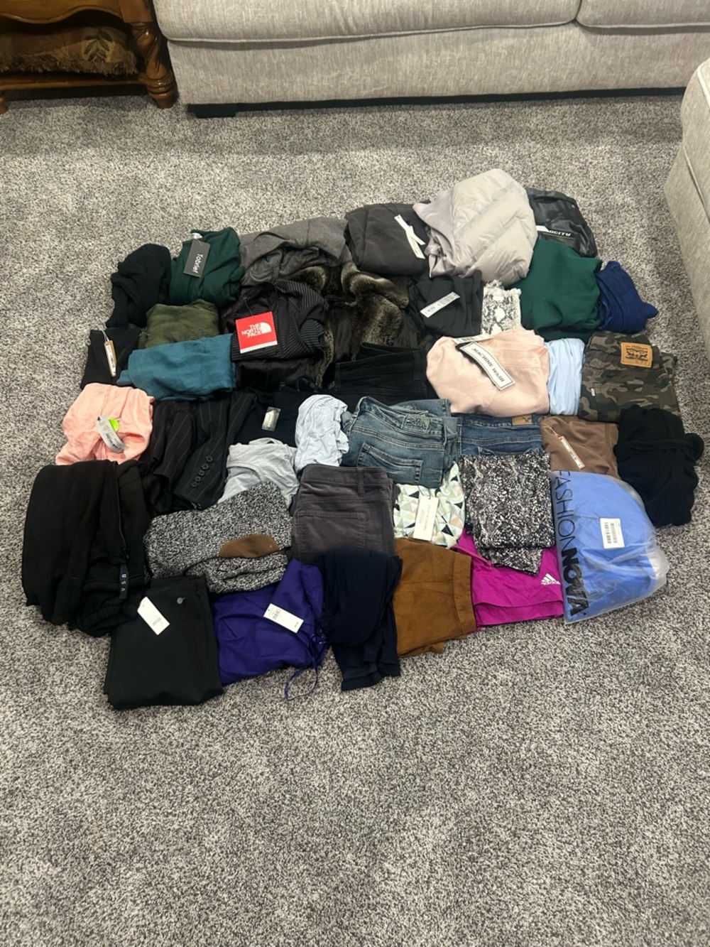 Lululemon, Athleta, Skims NWT 40 Piece Women’s Reseller Box Wholesale Bundle - Picture 3 of 11
